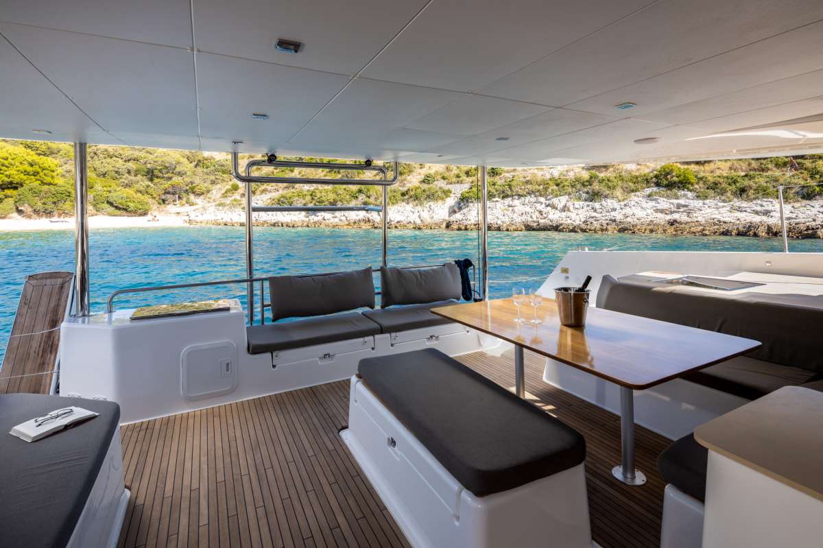 Cockpit dining area aboard Aquanimity BVI private catamaran charter